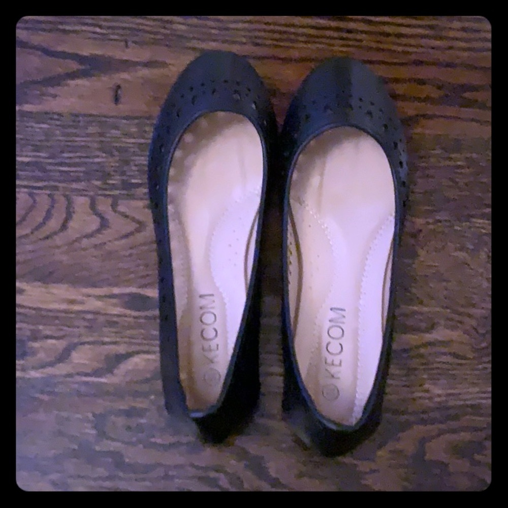 Round toe black flats NWOT